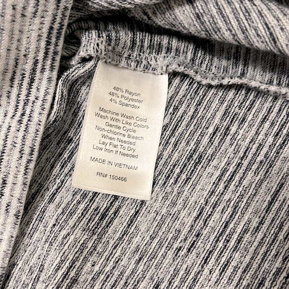 Small Petite Market & Spruce Button Back Top - Picture 7 of 8